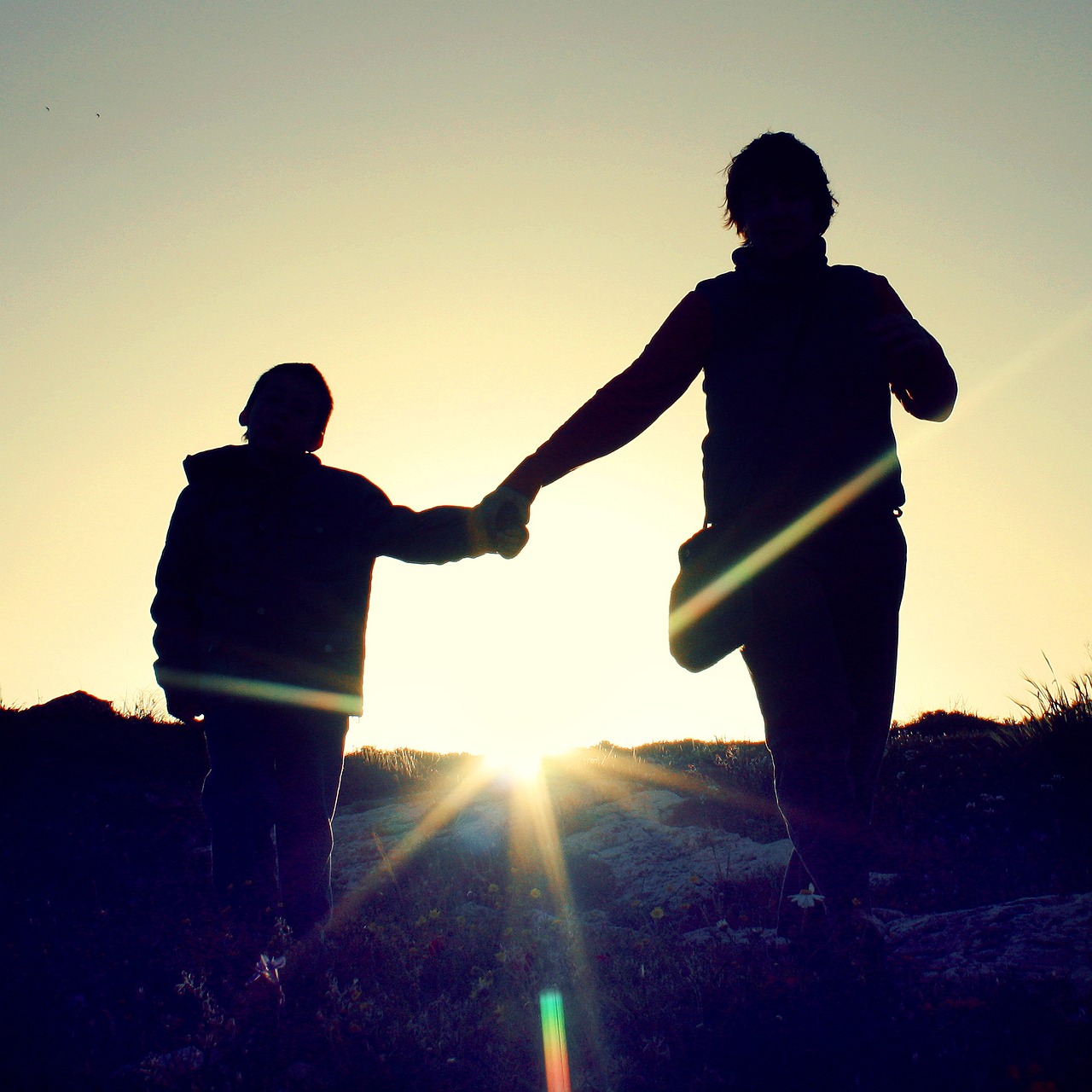 Silhouettes of a parent and child, representing the need for parents to understand interstate custody laws in divorce.